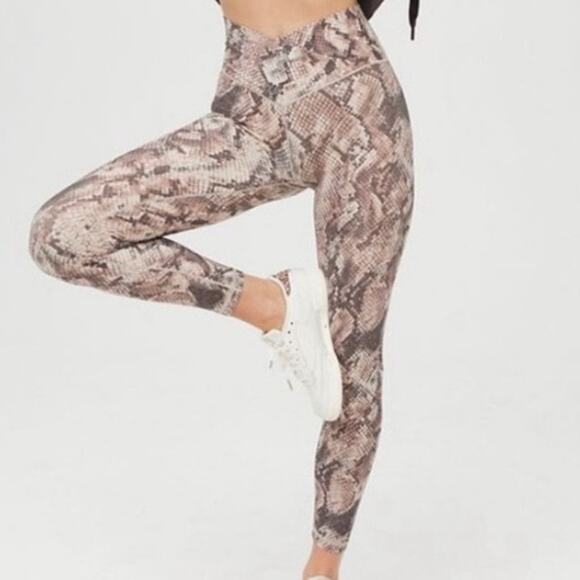 Offline by Aerie Snakeskin Print Real Me Cross-Over Hi-Rise Stretchy 7/8 Legging - Picture 1 of 6